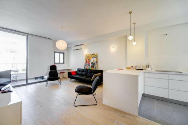 Yishayou Apt- 1bdms/1bath +balcony -Hayarkon park - Photo2