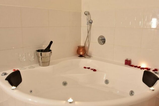 Luxury Suite with Jaccuzzi & Pool - Photo3