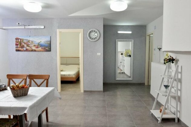 Luxury Suite with Jaccuzzi & Pool - Photo5