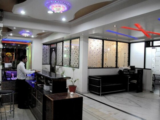 FabHotel Alpine Tajganj - Photo2