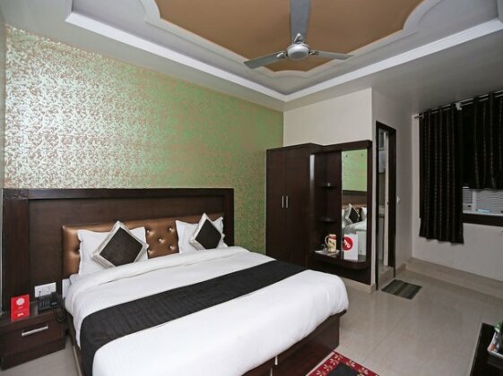 Oyo 14220 Hotel B R International - Photo2