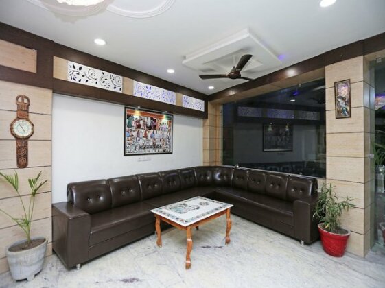 Oyo 14220 Hotel B R International - Photo5