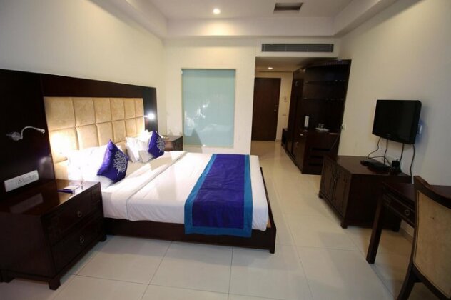 OYO Rooms Sola SG Highway - Photo5