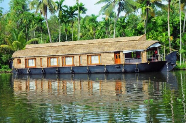 Friends Cruise Nightstay Houseboat - Photo5