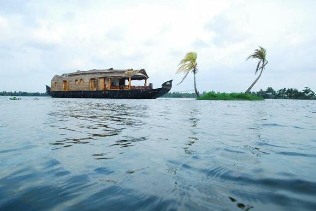 Pournami Houseboats - Photo3
