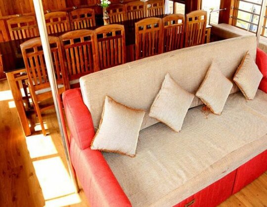 Queen Elizabeth Houseboats - Photo2