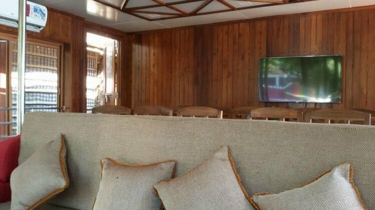 Queen Elizabeth Houseboats - Photo3