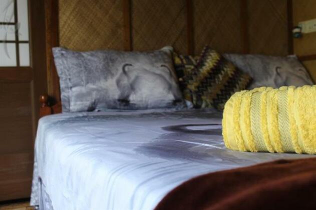 Queen Elizabeth Houseboats - Photo5