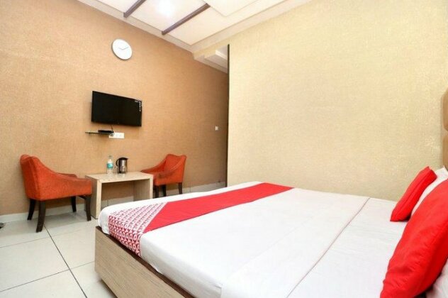 OYO 37860 Hotel Batra - Photo2