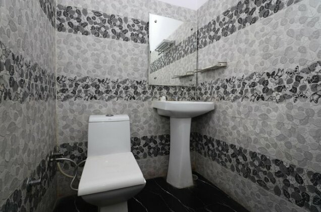 OYO 8616 Hotel Inderlok - Photo4