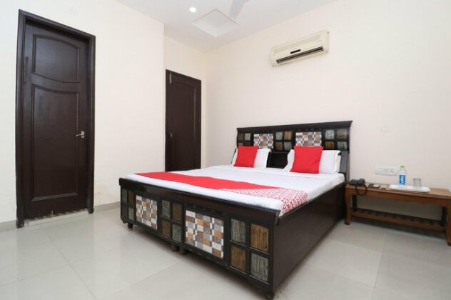 OYO 28163 B4 Guest House - Photo2