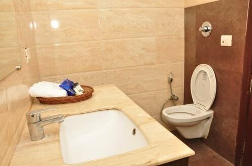 OYO Premium Queens Road - Photo4