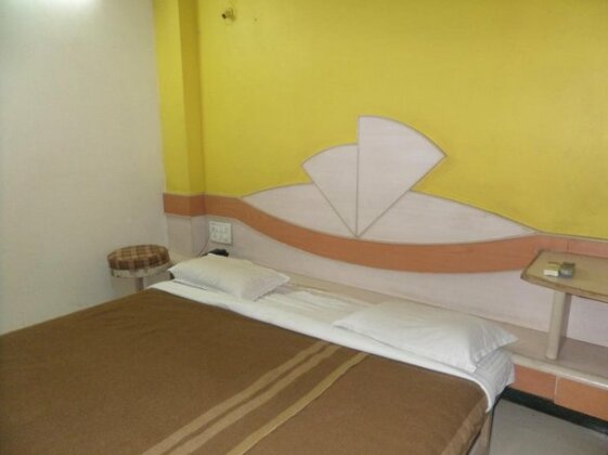 OYO 8600 Hotel Deepali Executive - Photo5