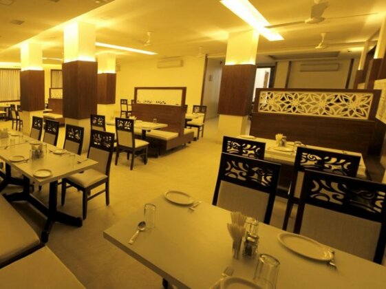 Raviraj Hotel - Photo4
