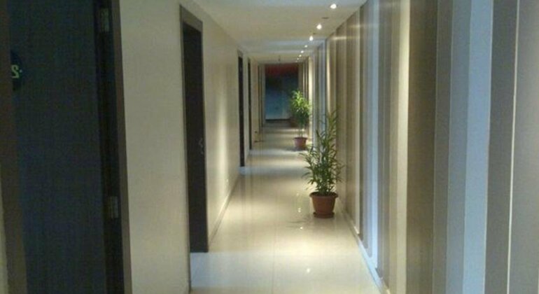 Airport Summit Hotel And Spa - Photo4