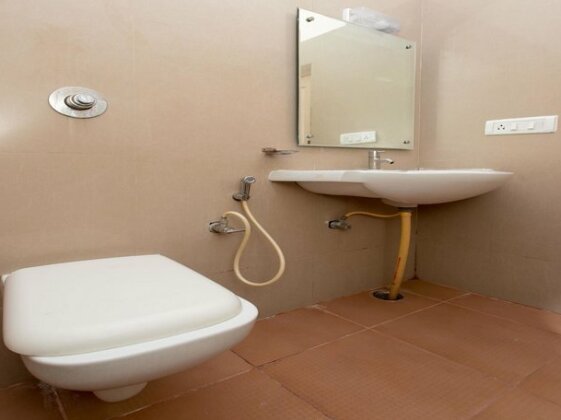 OYO 10293 Rajmahal Comforts - Photo4