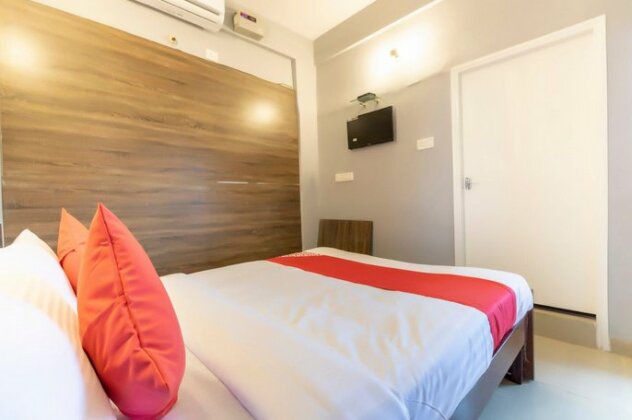 OYO 49228 Gold Inn Grey - Photo4