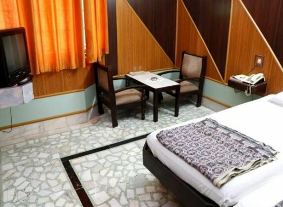 IROOMZ Ashoka Comforts - Photo4