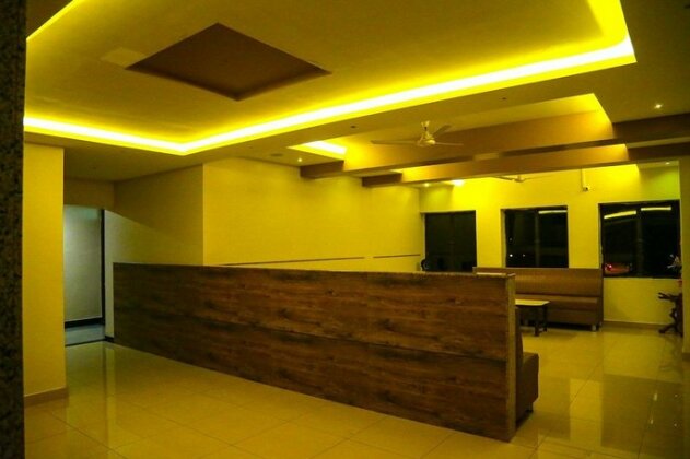 IROOMZ Hotel Pawan - Photo2