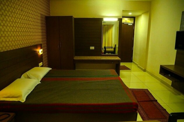 IROOMZ Hotel Pawan - Photo5