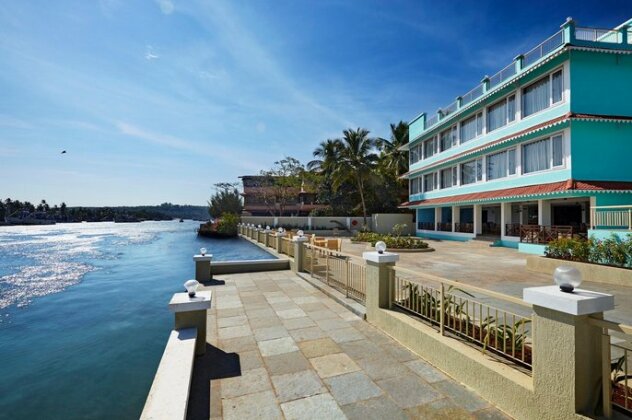 Indy Waterfront Resort - Photo2