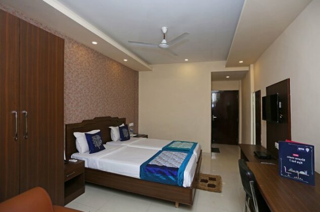 OYO 9010 Hotel Railview - Photo4