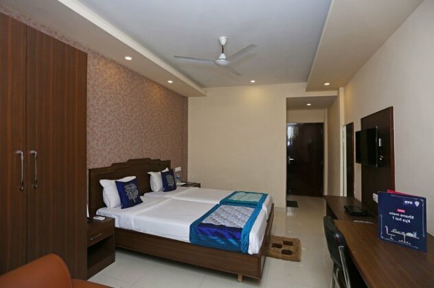 OYO 9010 Hotel Railview - Photo4