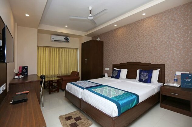 OYO 9010 Hotel Railview - Photo5