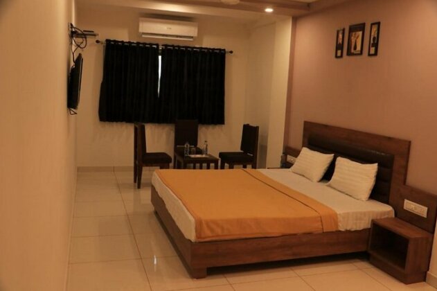 Hotel Viraj Residency - Photo4