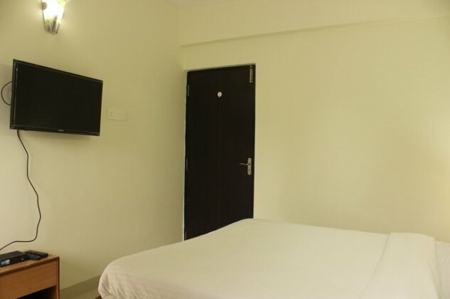 OYO 9163 Home 1 BHK Pool View LPK Club Candolim - Photo5