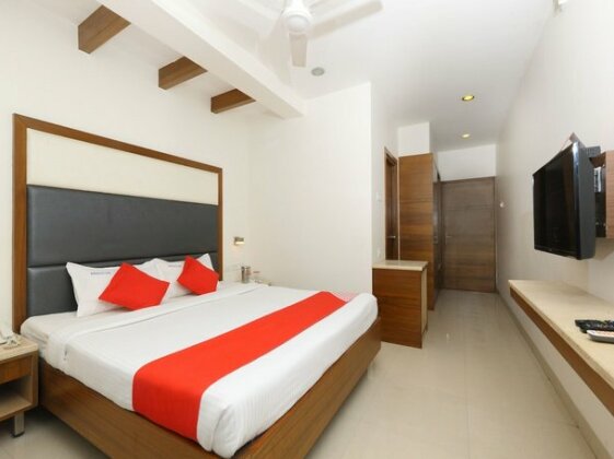 OYO 683 Hotel Sri Chakra Inn - Photo2