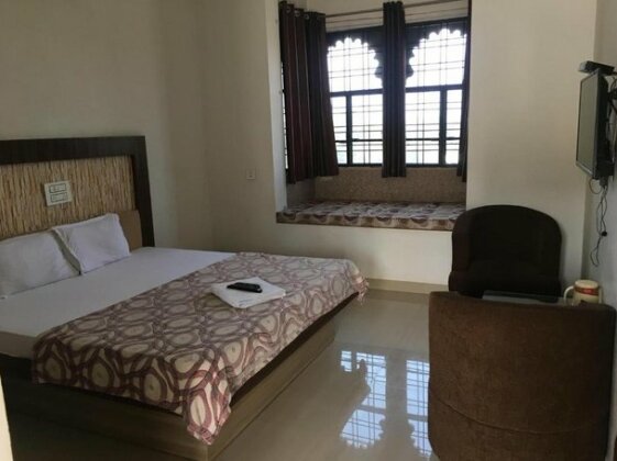 Roop Shree Hotel - Photo2