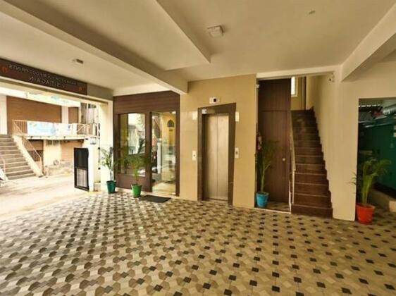 OYO Rooms 100 Feet Road GP Signal - Photo4