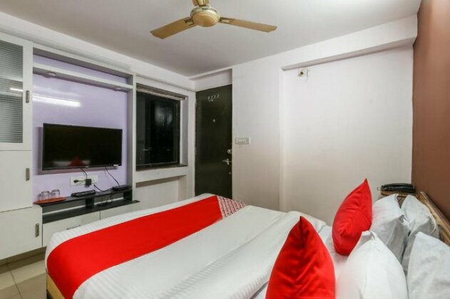OYO 70206 Lake View Hotel - Photo2