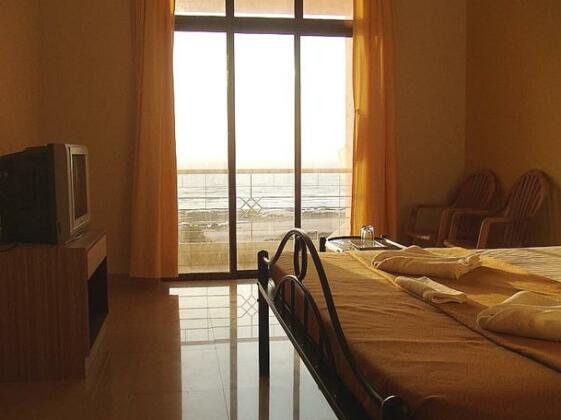 Whistling Palms Beach Resort - Photo2