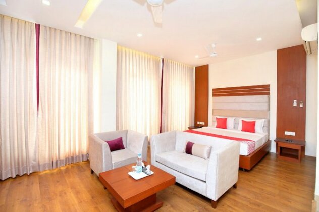 OYO 24462 Hotel Lrc - Photo2