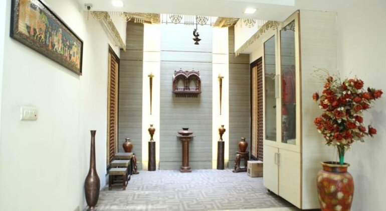 Hotel Lavish Inn - Photo2