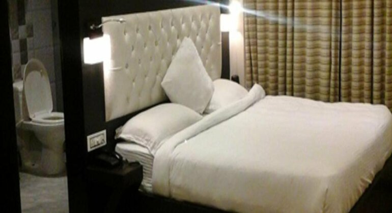 Hotel Lavish Inn - Photo4