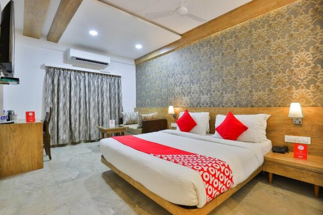 OYO 18585 Hotel Rajdhani - Photo2