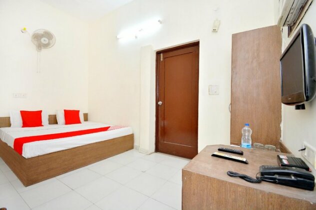 OYO 40318 Hotel Savera - Photo2