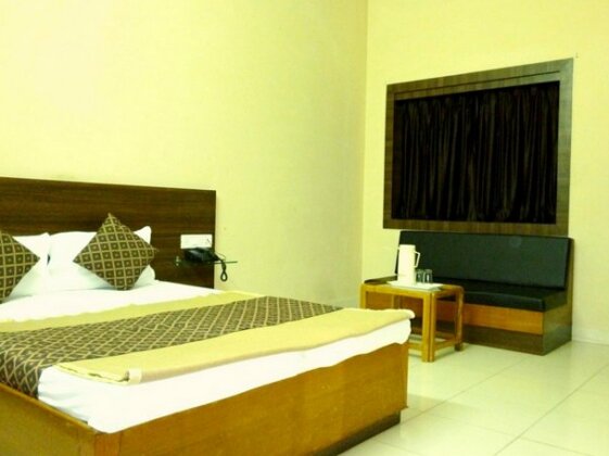 Hotel Empire Gandhidham - Photo3