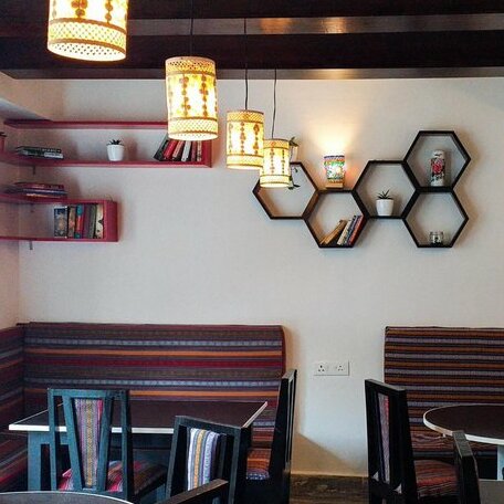 Bumblebee Guest House - Photo3
