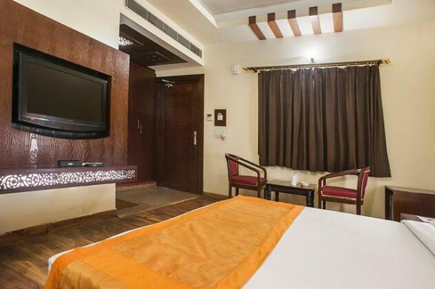 Square 9 Inn - Photo2