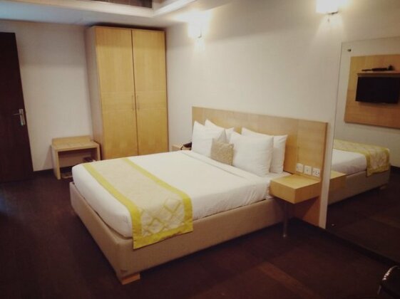 Stately Suites NH 8 - Photo2
