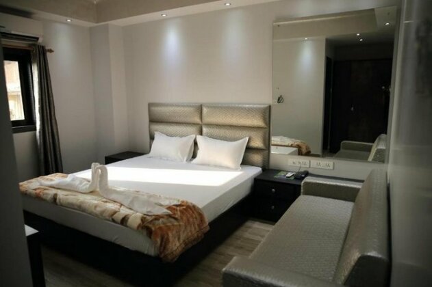 Mayur Residency Hotel - Photo4