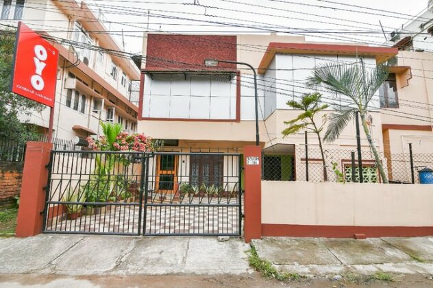 OYO 37112 Rowdralay Residency