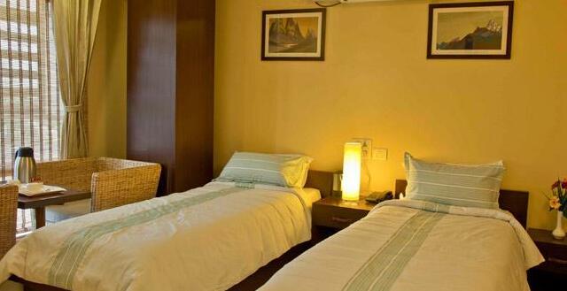 Rains Inn - Photo2