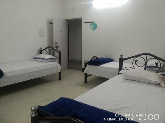Transit Backpacker Hostel - Photo4