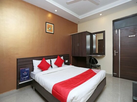 OYO 10588 Hotel Golden Square - Photo2
