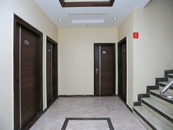 OYO 10588 Hotel Golden Square - Photo3